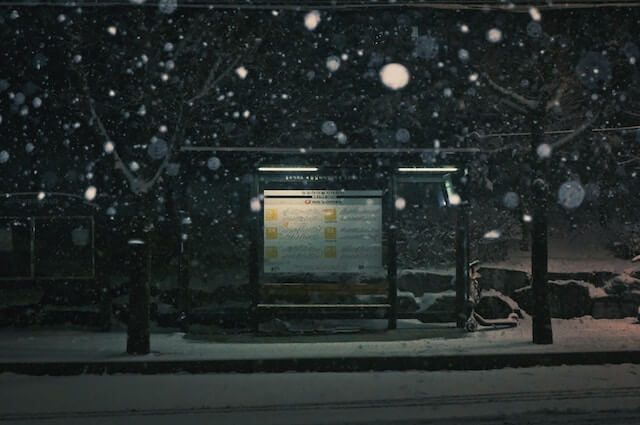 비어 있는 버스 정류장