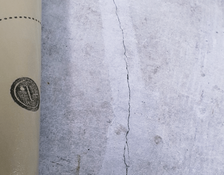 바닥에-크랙이-간-모습