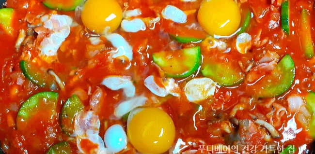 토마토소스가-끓으면-계란을-넣음
