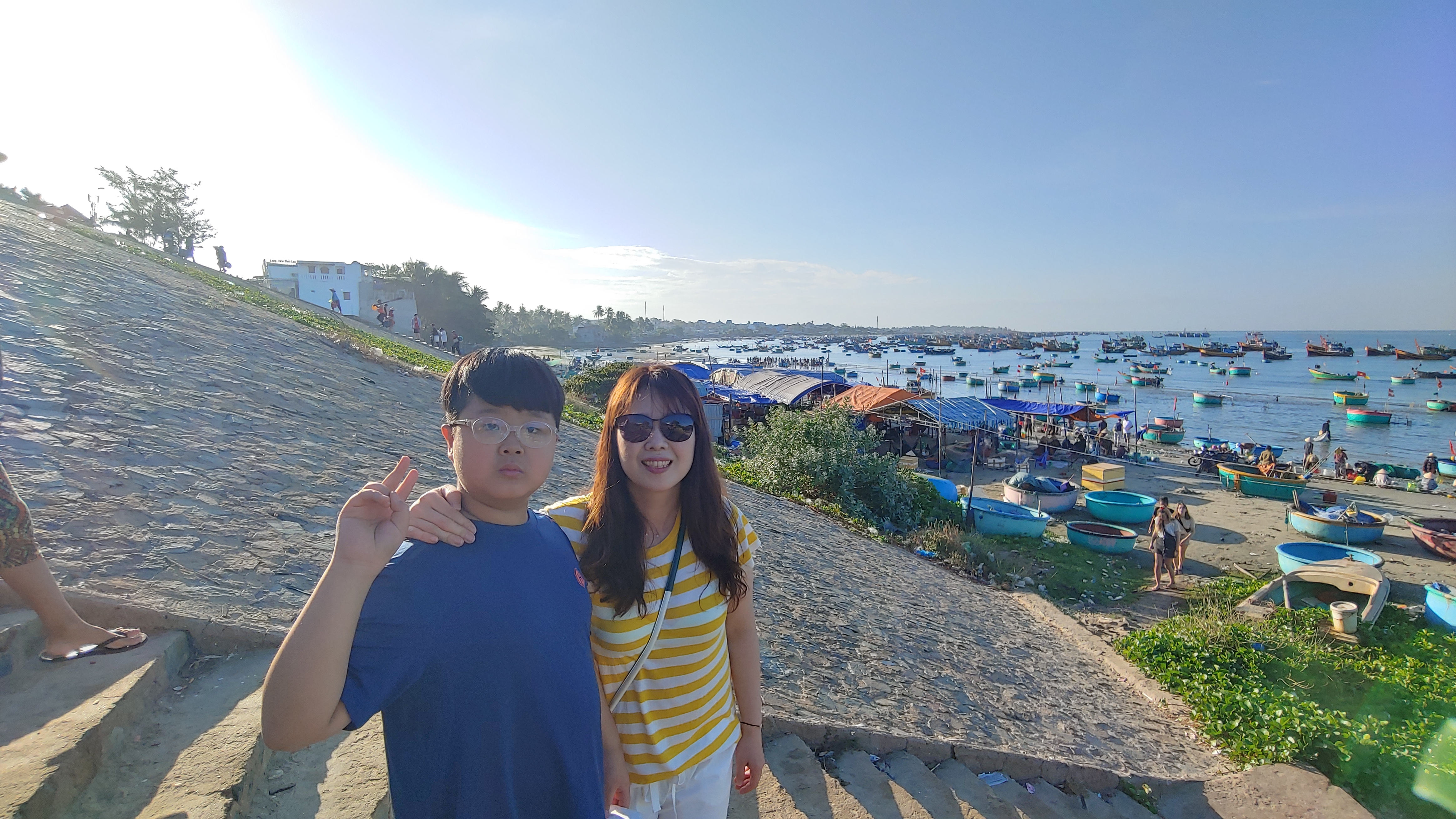 무이네 어촌마을에서 기념 촬영