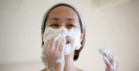 거품 세수하기.