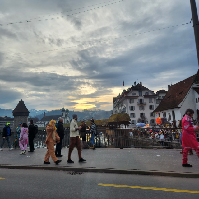 스위스 루체른 까펠교 앞 다리에서