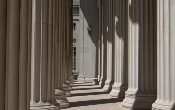 대학교 건축물 기둥 사진