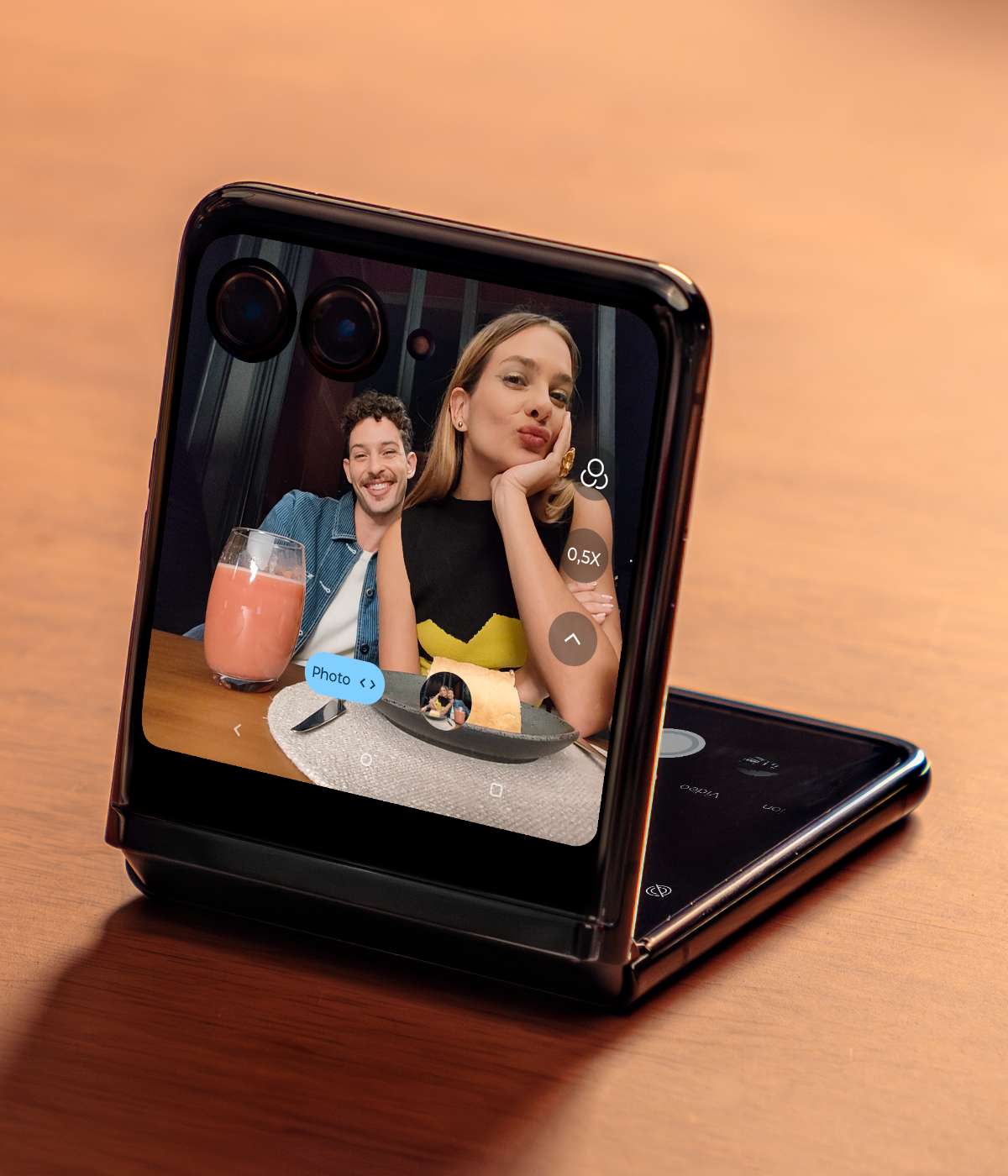 플립폰 모토로라 Razr+ 스펙과 특징 장점과 단점