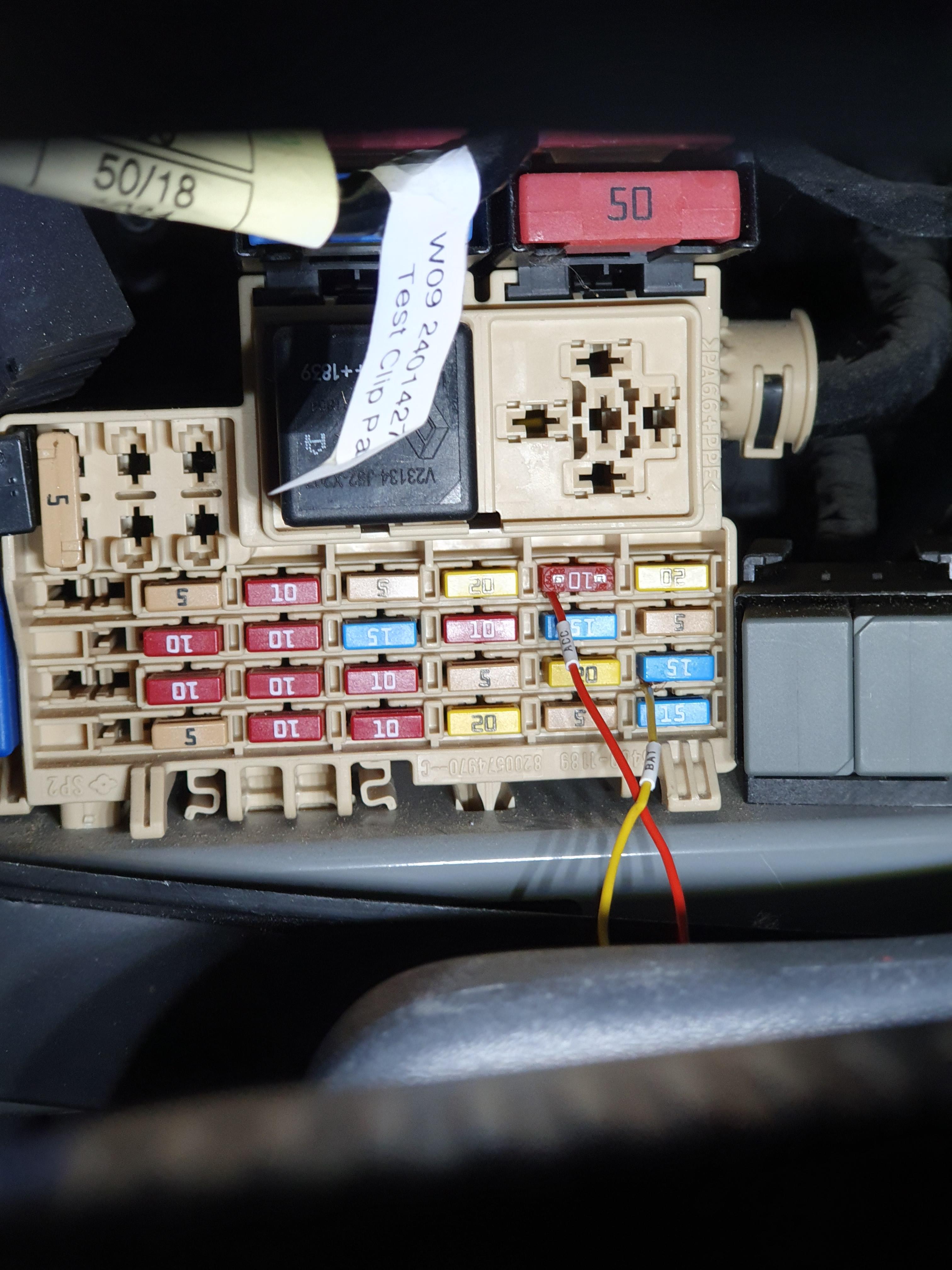 르노 트위지 휴즈 acc선은 10a로 올린 퓨즈에 연결하고 노란색 b+선은 라디오퓨즈에 연결함.