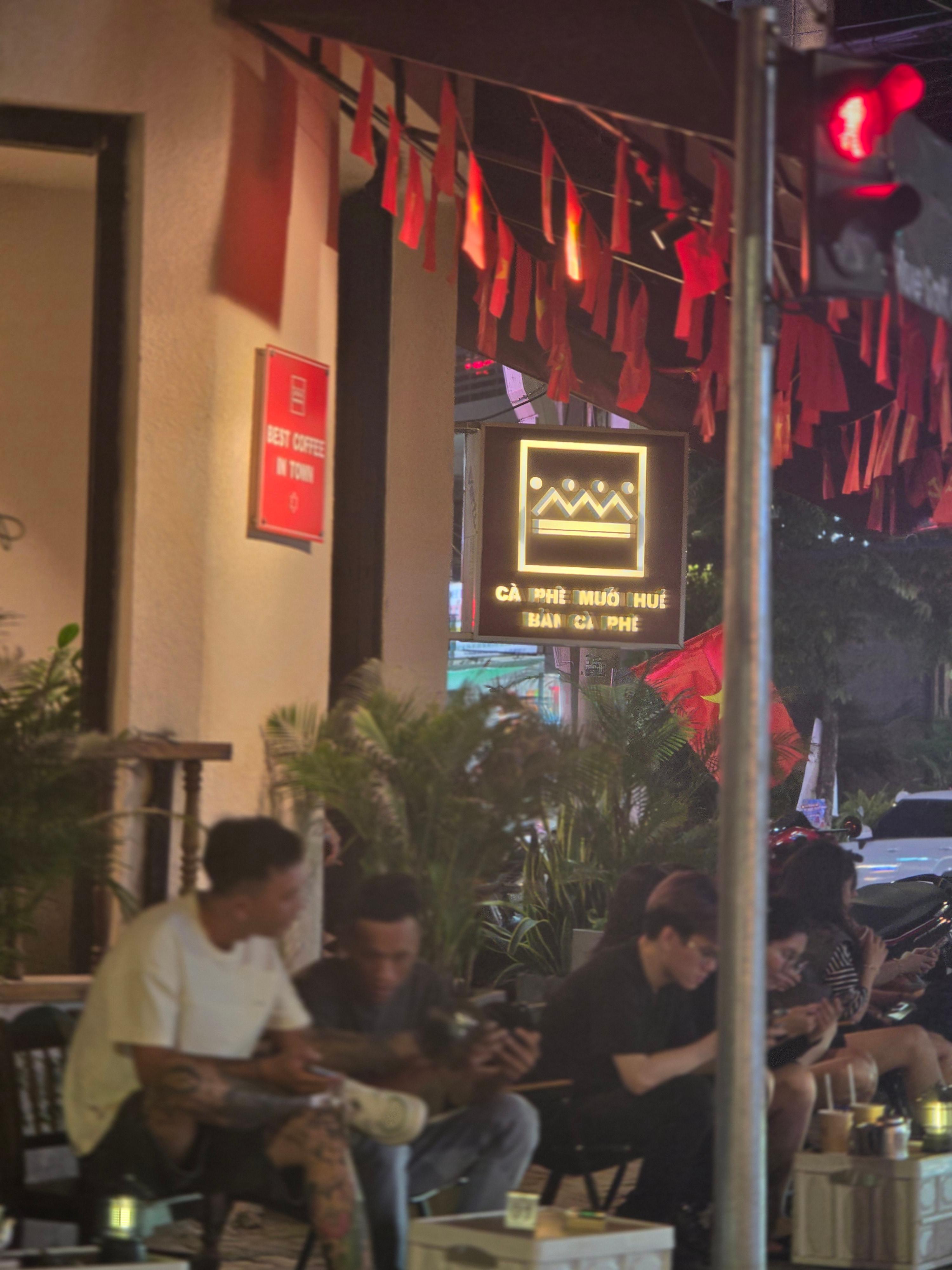 베트남 밤 카페 거리 까페 무어이 후에 네온사인과 사람들