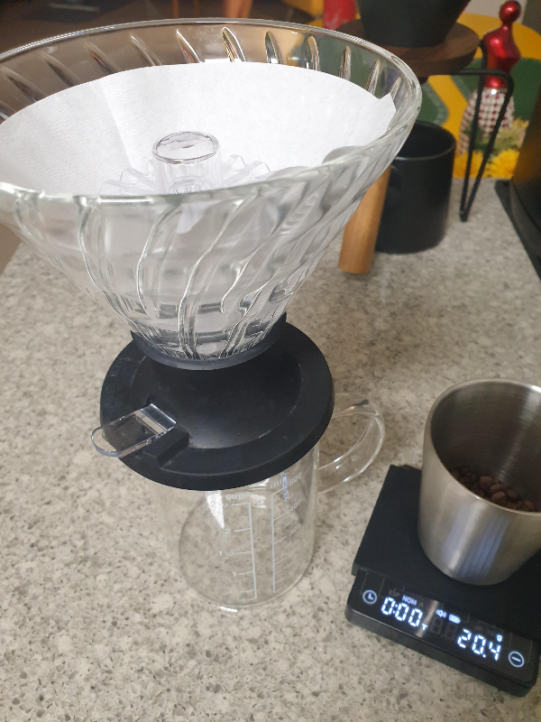 테이블 위에 하리오 스위치와 원두 20g이 놓여 있다.