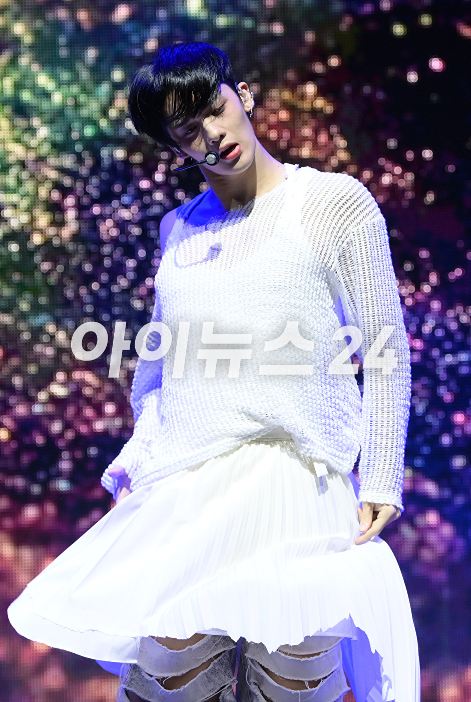 '펄럭펄럭 치마의 매력' 그룹 CIX가 29일 오후 서울 연세대학교 백주년기념관에서 열린 CIX(씨아이엑스)의 여섯 번째 EP '오케이 에피소드 2: 아임 오케이'(OK Episode 2 : I'm OK) 발매 기념 쇼케이스에서 타이틀곡 '세이브 미, 킬 미' 무대를 선보이고 있다. [사진=정소희 기자]