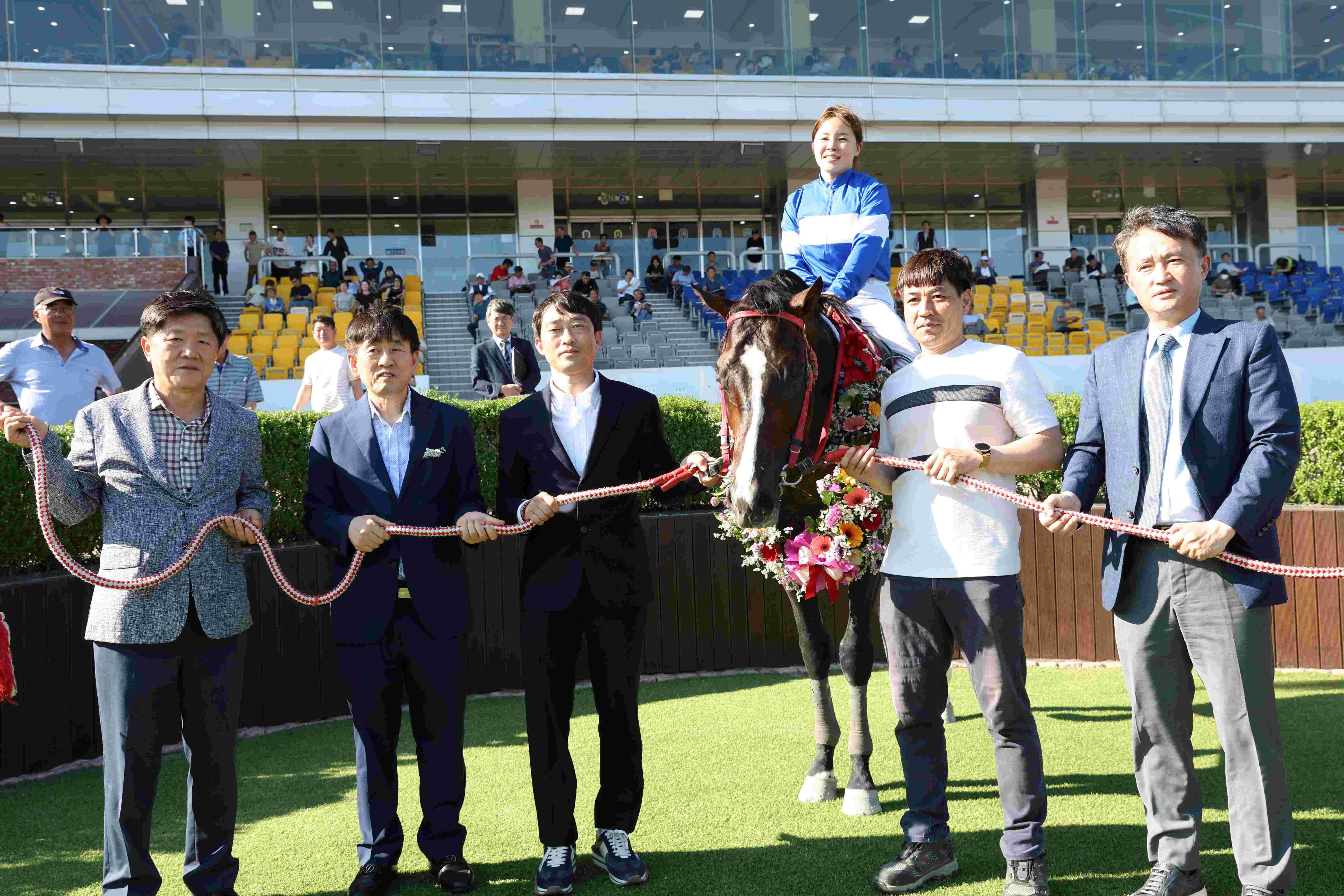 2025년 owners'cup (오너스컵) 대상경주 우승 한강클래스와 김혜선기수 구민성조교사 우승 관계자 기념촬영