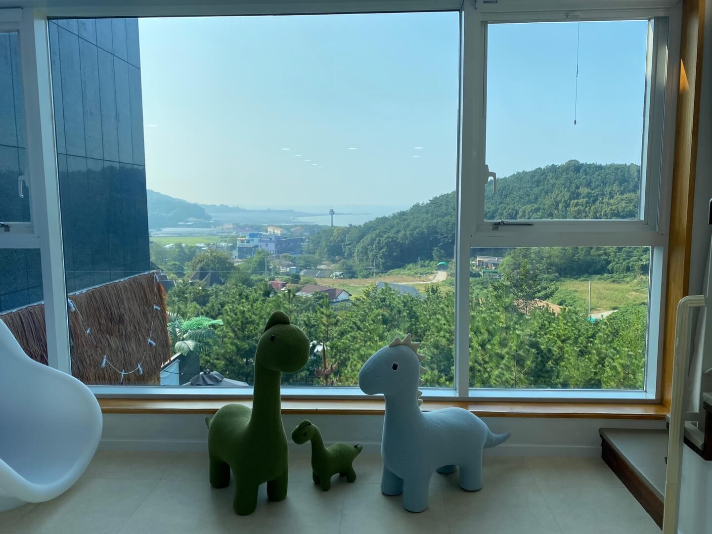 키즈비-풀빌라-거실-이미지