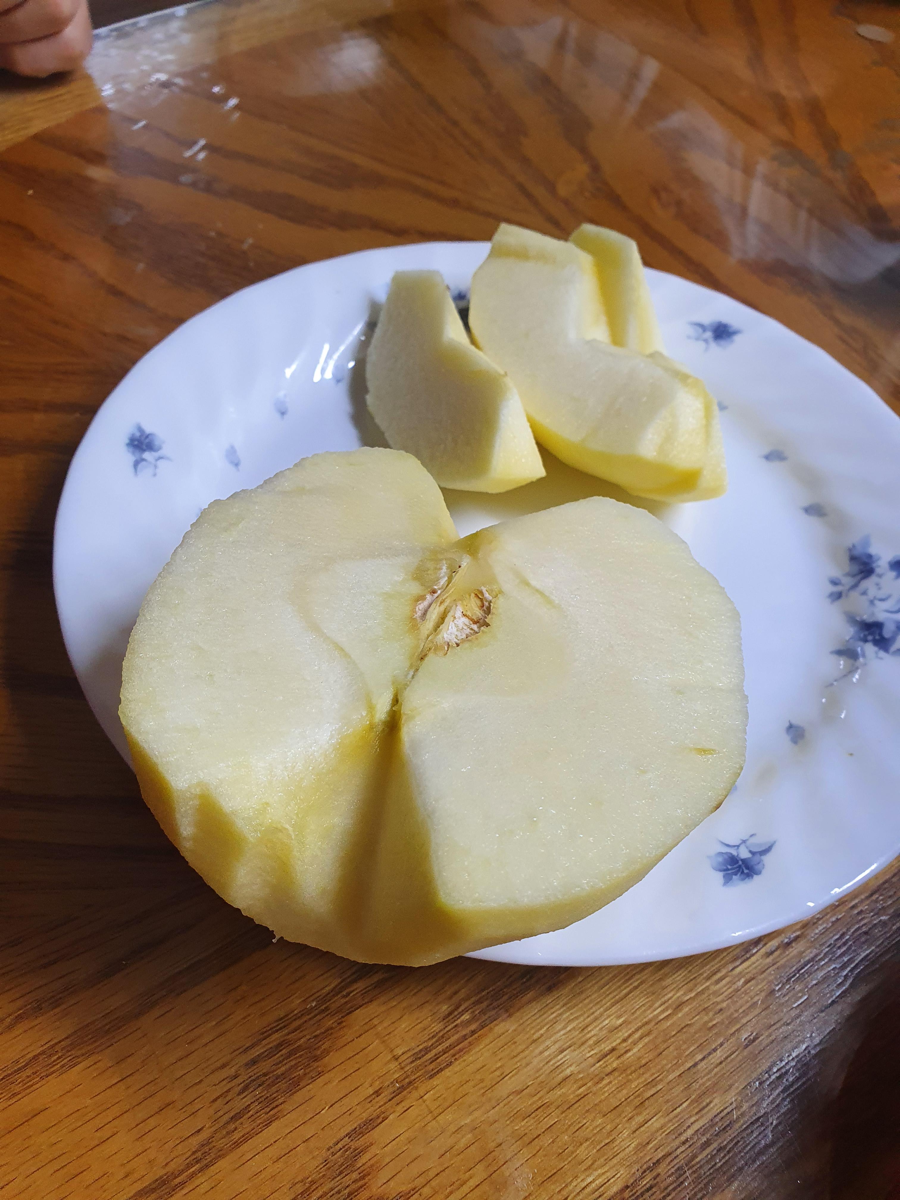 대형 감홍사과 반쪽