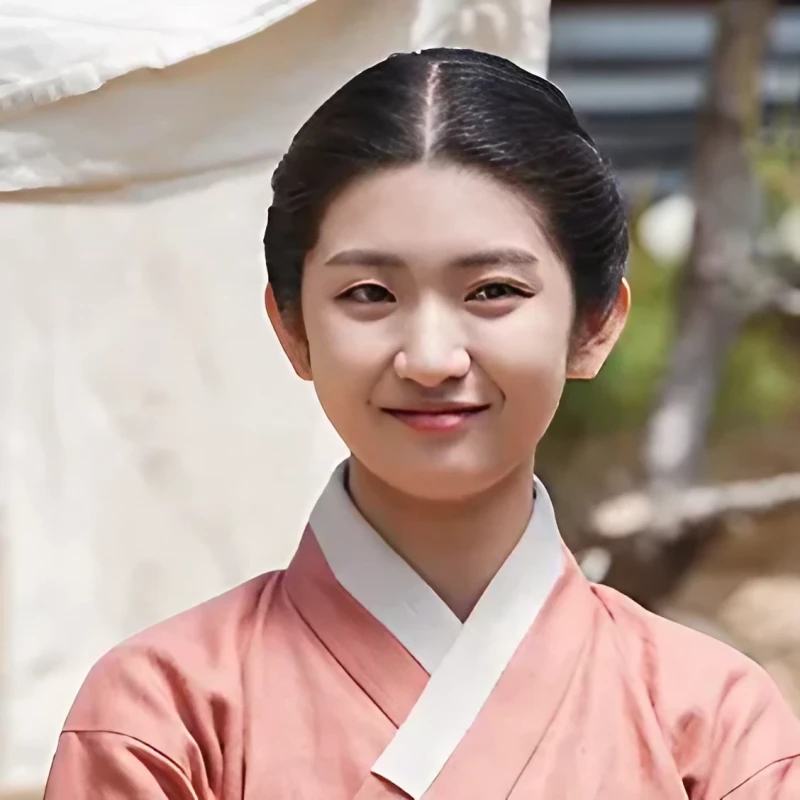 밤에 피는 꽃에서 하인 복장을 하고 있는 연선을 연기하는 박세현