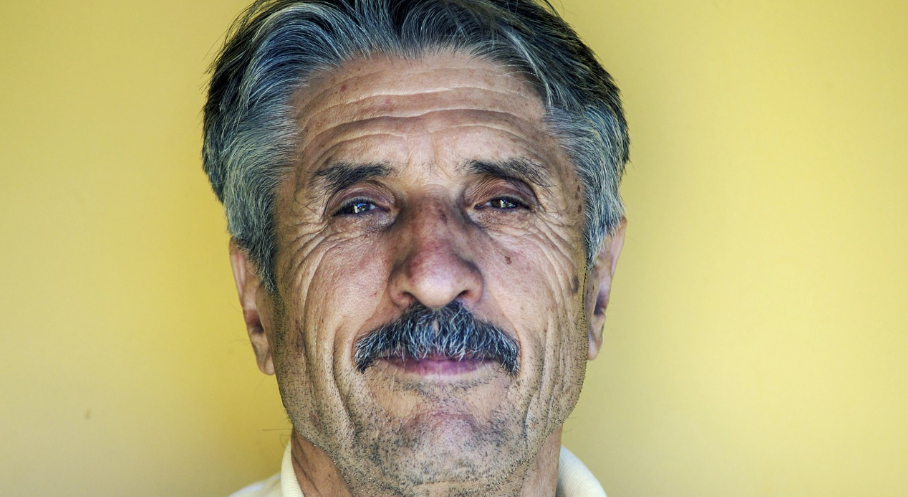 복지를 통해 행복한 노후를 보내는 할아버지의 웃는 얼굴