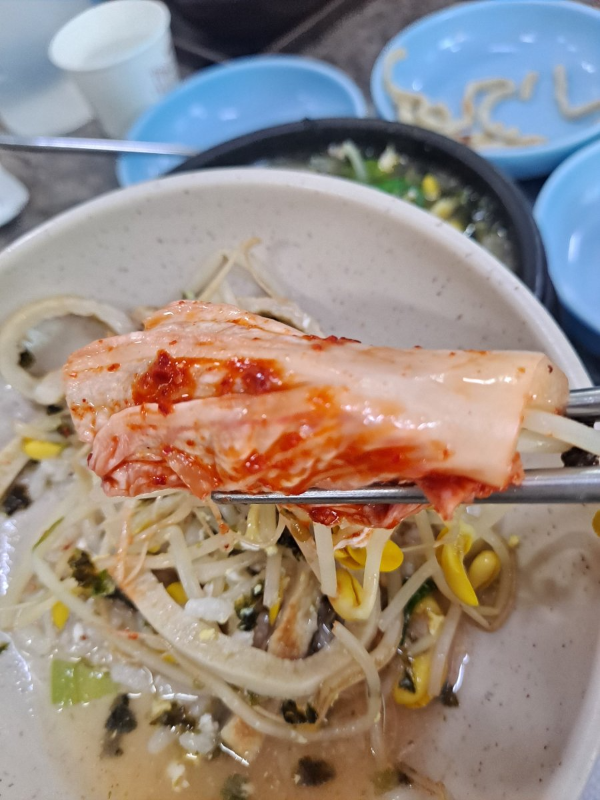 송도 콩나물해장국 김치에 싸다