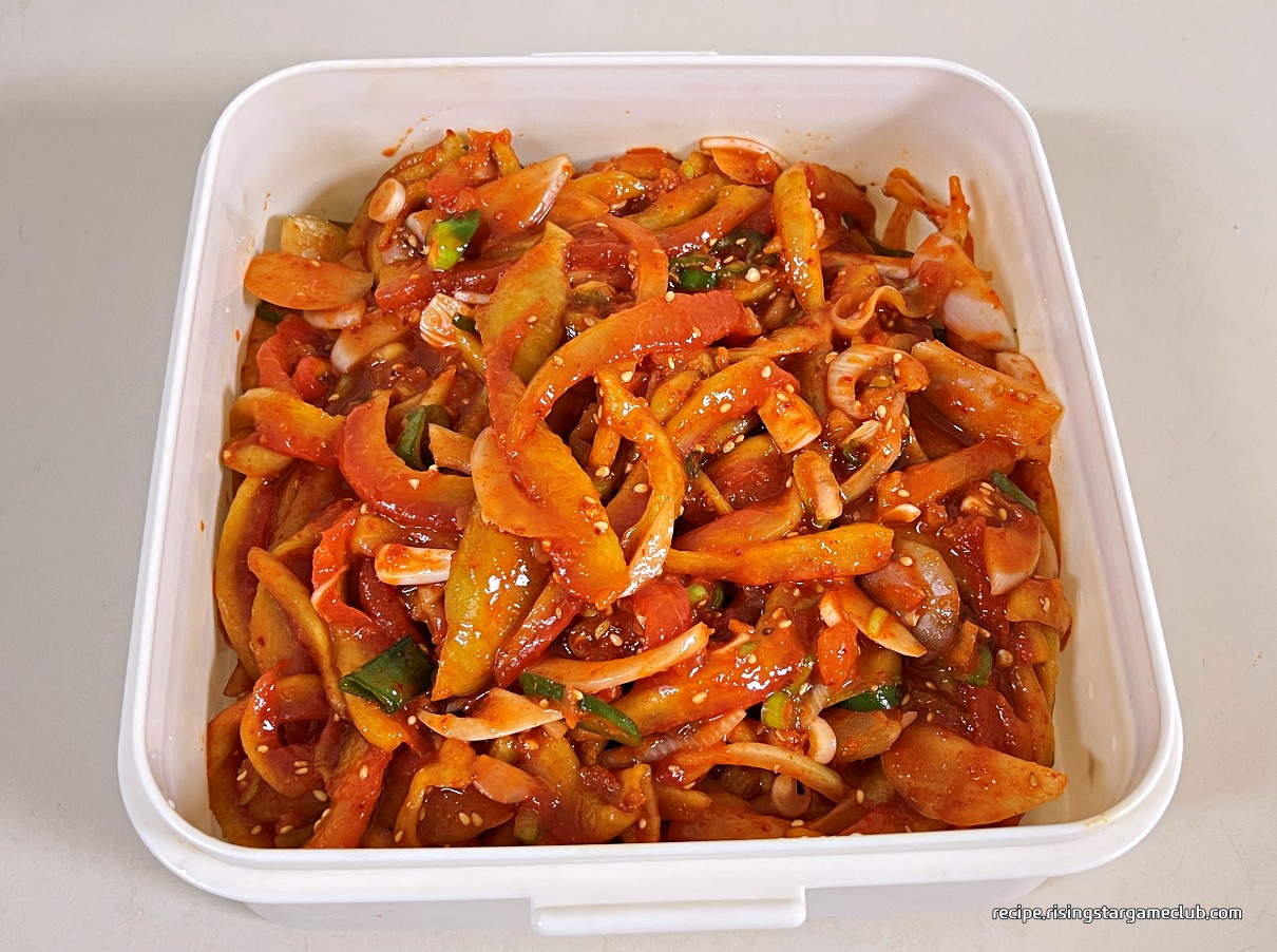 완성된 수박껍질(흰살) 무침을 냉장 보관할 밀폐용기에 담은 사진