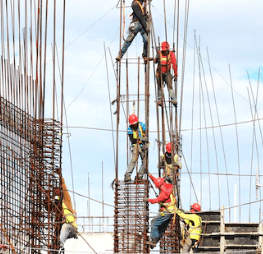 근로자들이 철근을 묶고있다