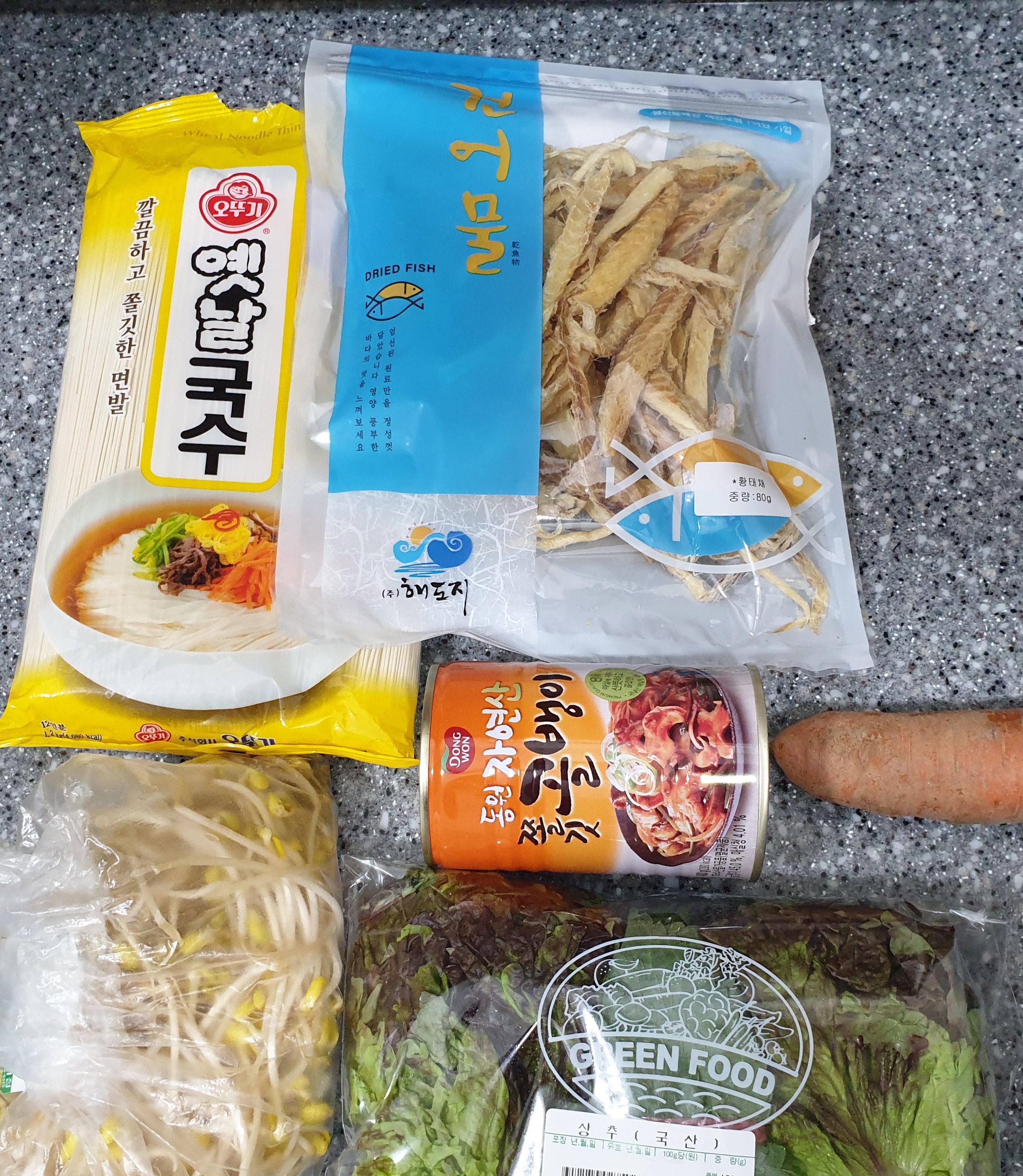 소면,황태채,콩나물,골뱅이통조립,상추,깻잎,,당근