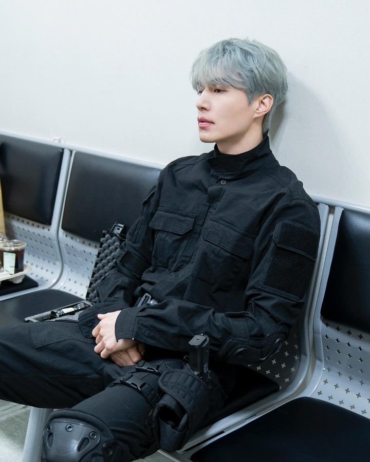 킬러들의-쇼핑몰-이동욱-의자에-앉아-있음