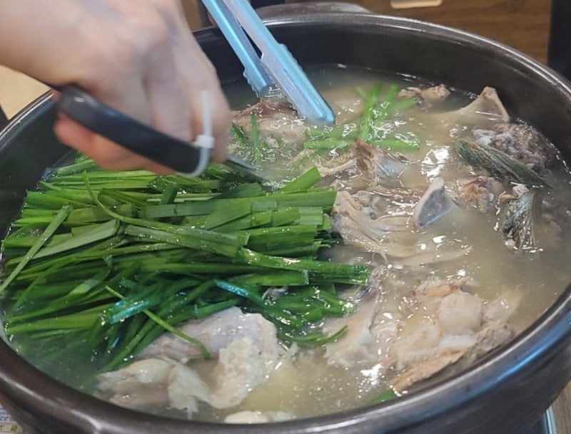 백숙엔 역시 부추무침이죠! 백숙 안에도 부추가 가