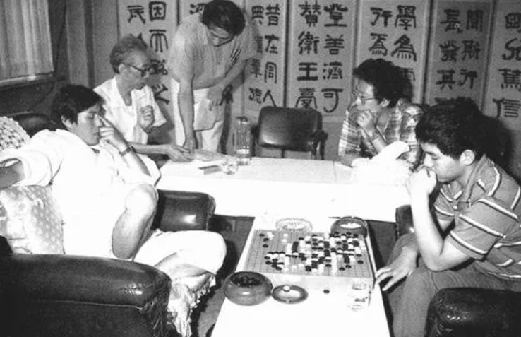 실제 조훈현 기사(오른쪽), 이창호 기사(왼쪽)의 대국 모습