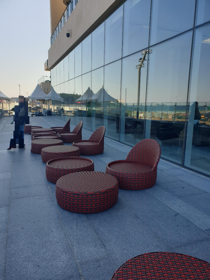 라탄 재질로 되어 있는 야외 좌석. 방석 등이 없는 것으로 보아 지금은 잘 사용하진 않는 듯 하다