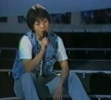 유재하의-유일한-방송출연-모습으로-내-마음에-비친-내-모습을-무대-계단에-앉아서-부르고-있는-모습