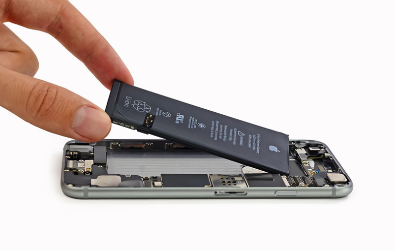아이폰 배터리 교체 장면