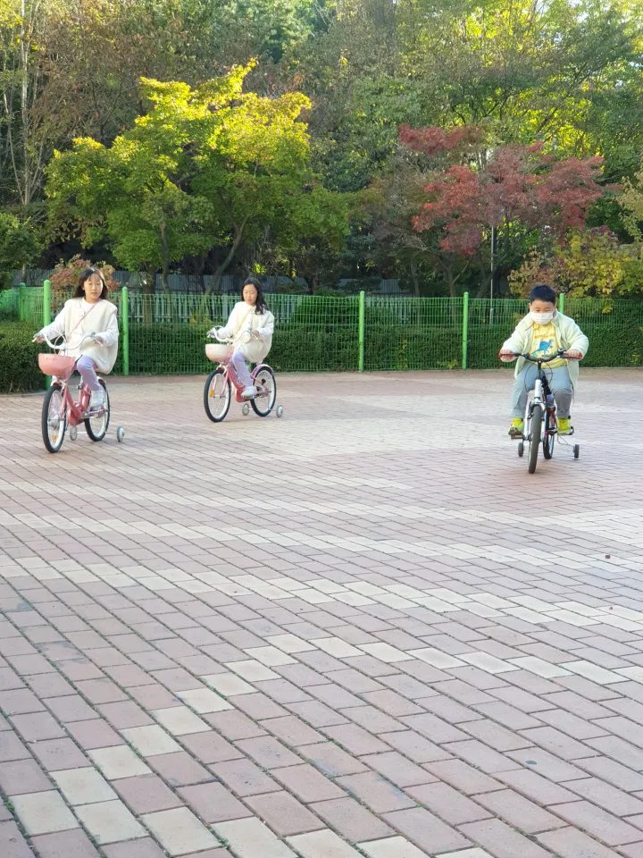 아파트-단지-내-넒은-공간에서-자전거-타는-모습