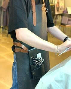 남성-디자이너가-앞치마에-가위-두개와-빗-등을-꼽아놓고-손님-커트를-해주는-모습