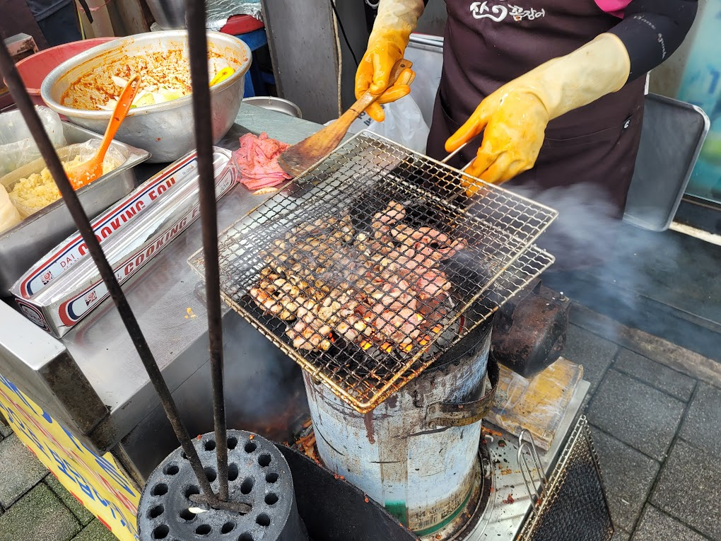 연탄불에 꼼장어를 초벌하는 모습