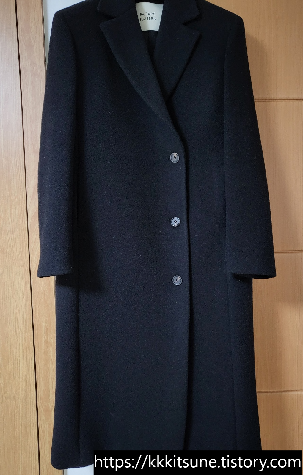 파사드패턴 캐시미어 미니멀 코트 블랙 전체 앞모습 단추 잠근 모습