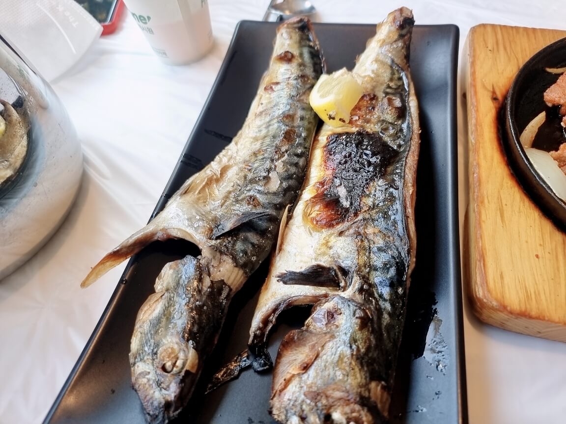 고등어구이와 레몬 한조각