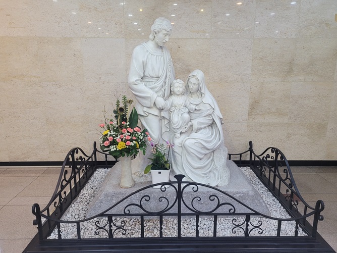 탄방동성당 주보, 성가정