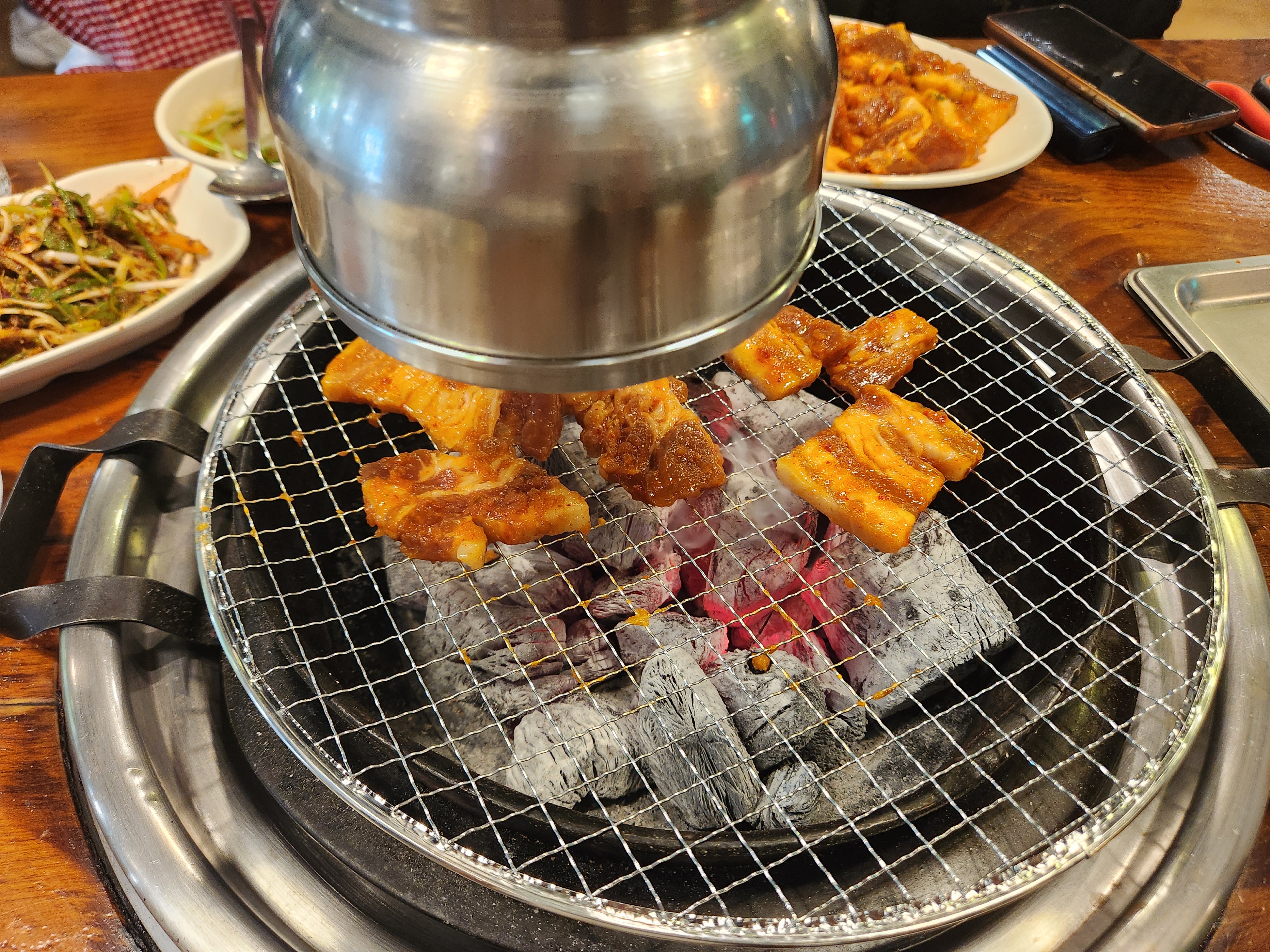 불판위에 있는 고추장 화로구이