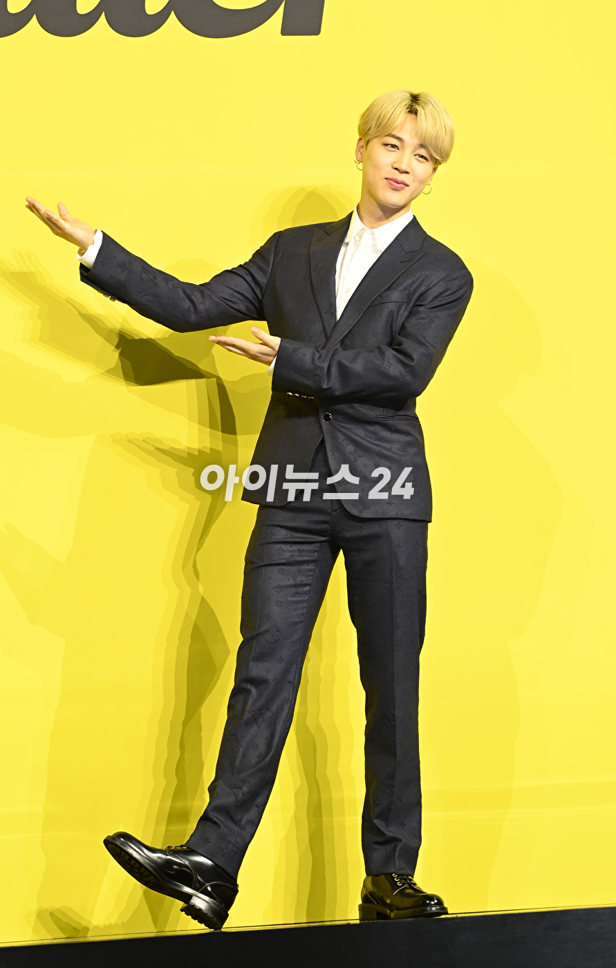 방탄소년단(BTS) 새 디지털 싱글 'Butter' 발매 기념 글로벌 기자간담회가 21일 오후 서울 송파구 방이동 올림픽공원 올림픽홀에서 열렸다. 방탄소년단 지민이 포토타임을 갖고 있다.