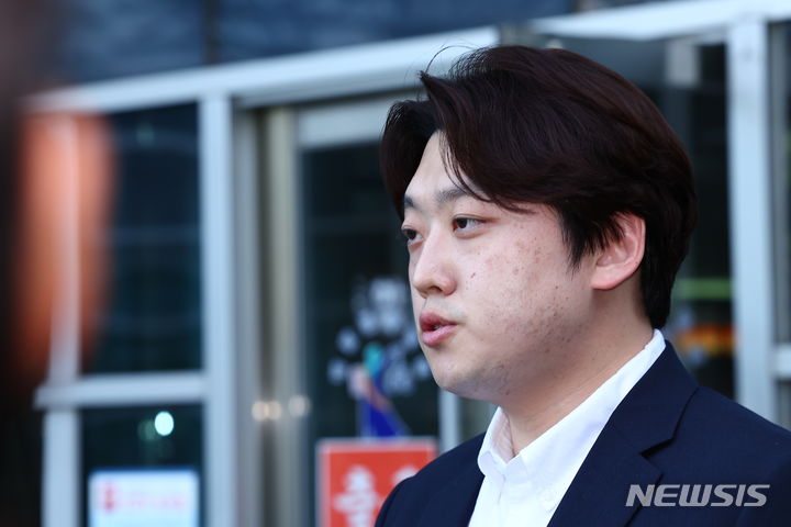 박단 대한전공의협의회(대전협) 비대위원장이 지난 5월3일 서울 서초구 서울행정법원에서 조규홍 보건복지부 장관을 상대로 업무개시명령 취소, 진료유지명령 취소, 사직서 수리 금지 명령 취소 소송 소장을 제출한 뒤 취재진 질문에 답하고 있다. 출처 뉴시스