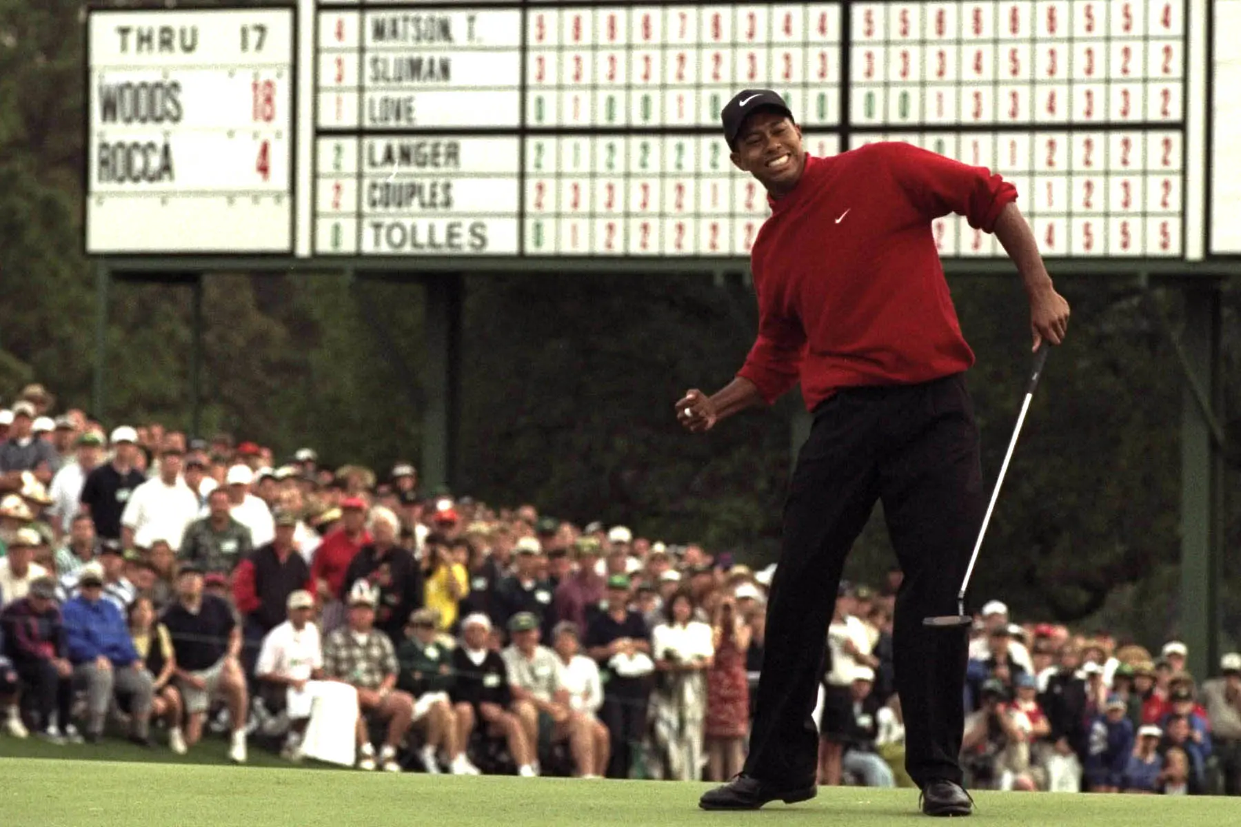 붉은-나이키셔츠의-타이거우즈