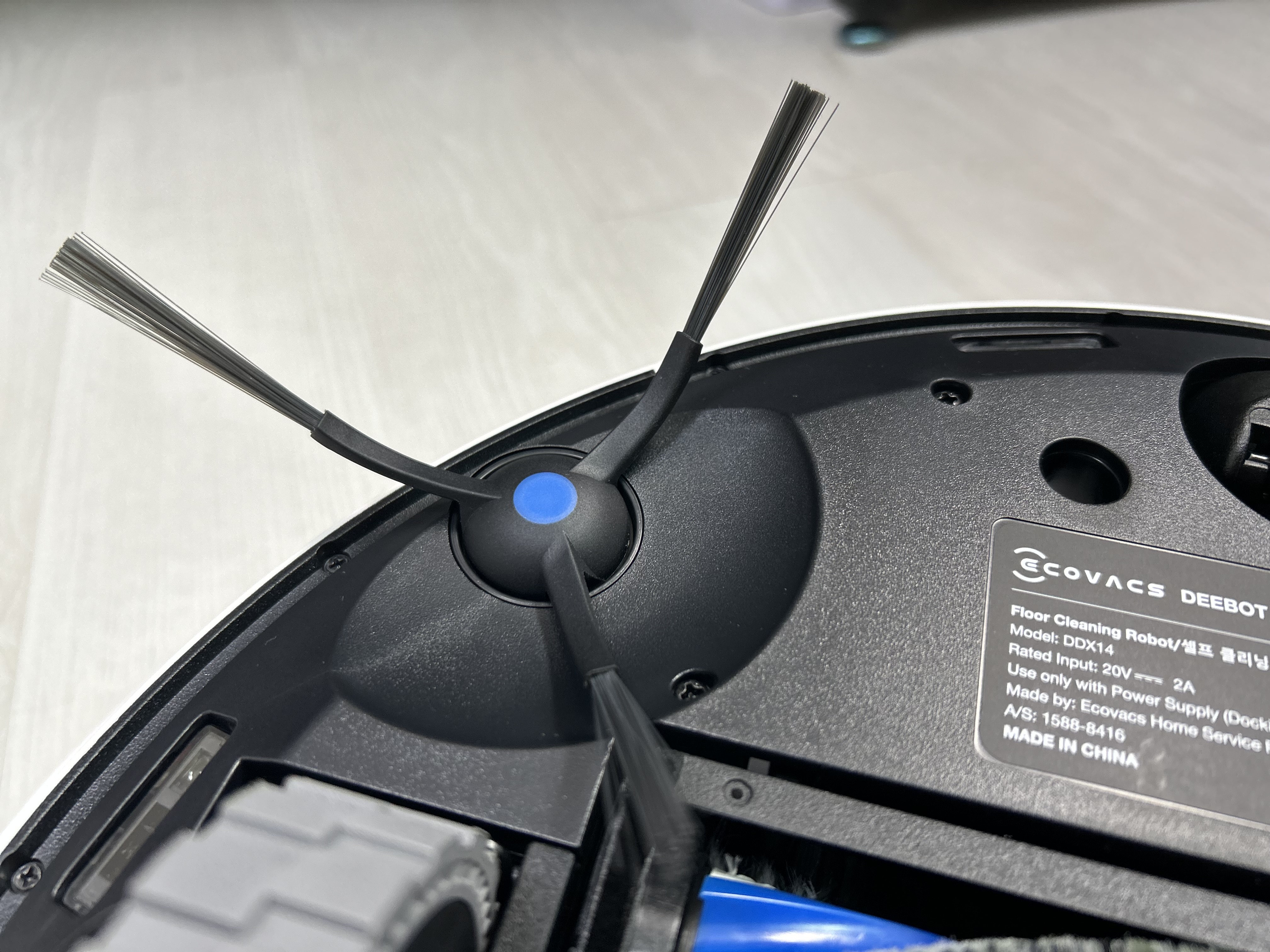 에코백스 디봇 T30S 콤보 구성품 무선청소기와 브러시 헤드 세트