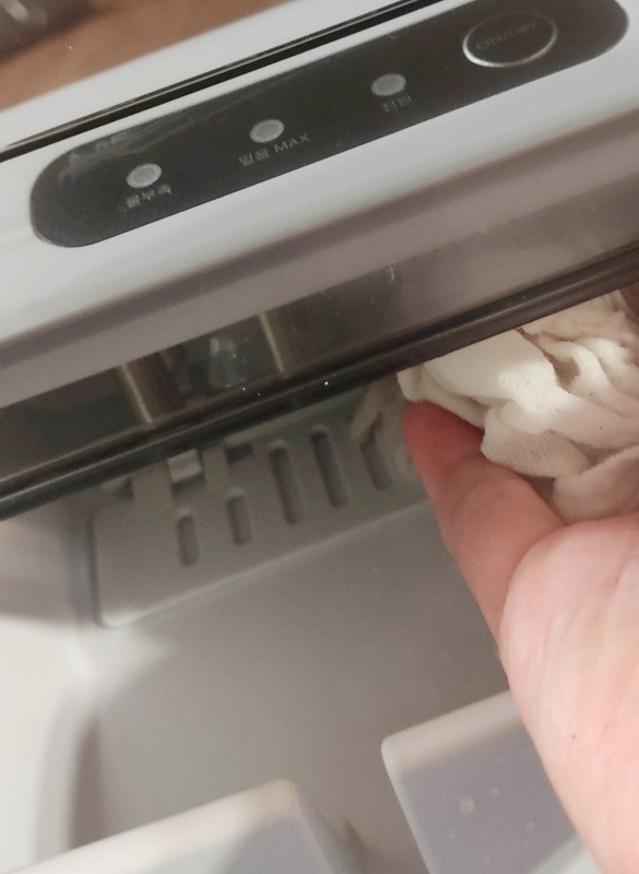 제빙봉과 안쪽을 깨끗이 닦아줌