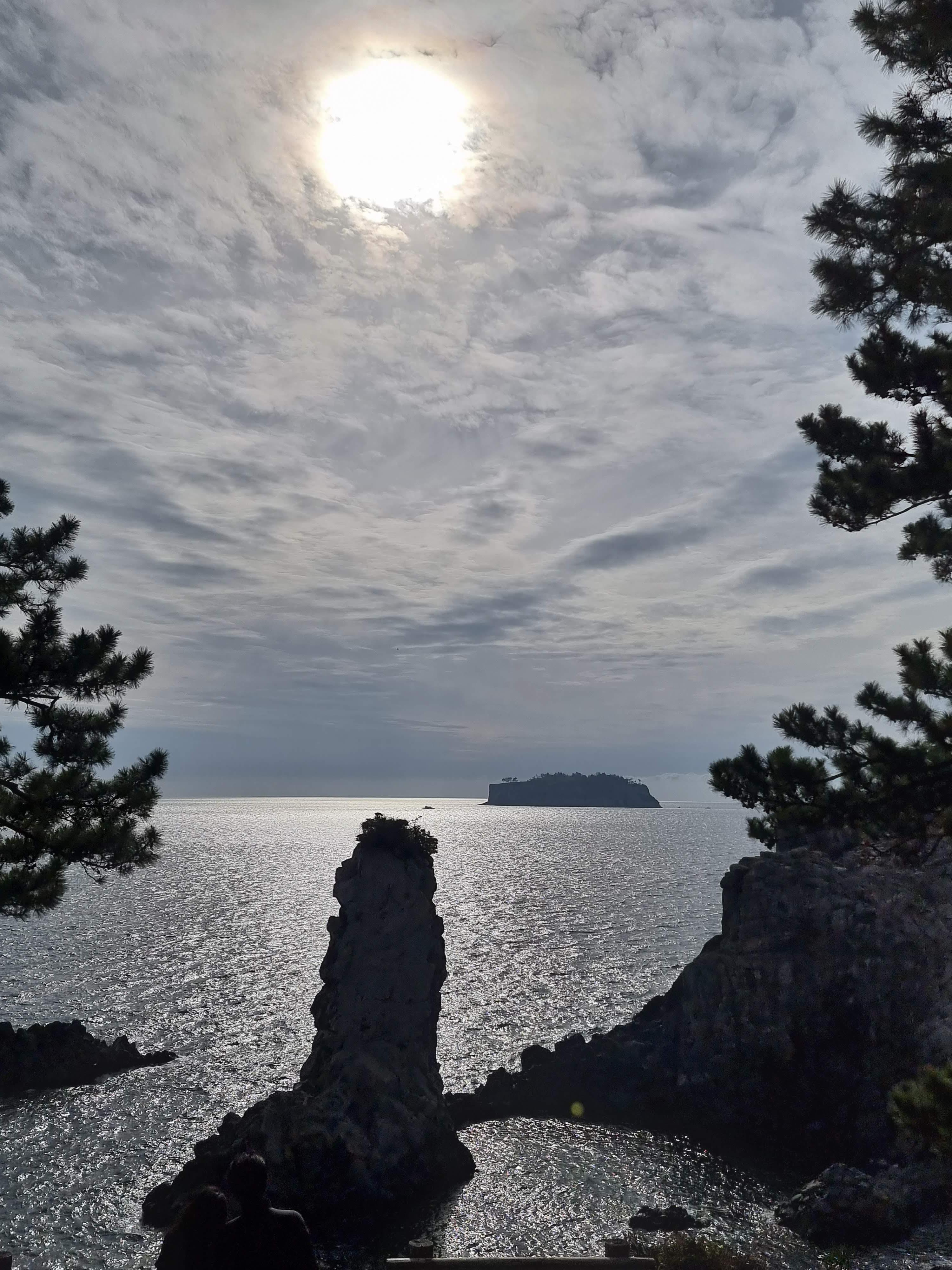 바다 위에 서 있는 듯한 외돌개의 역동적인 자태