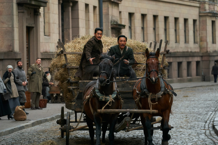 짚수레를끌고가고있는배정남과조재윤배우님