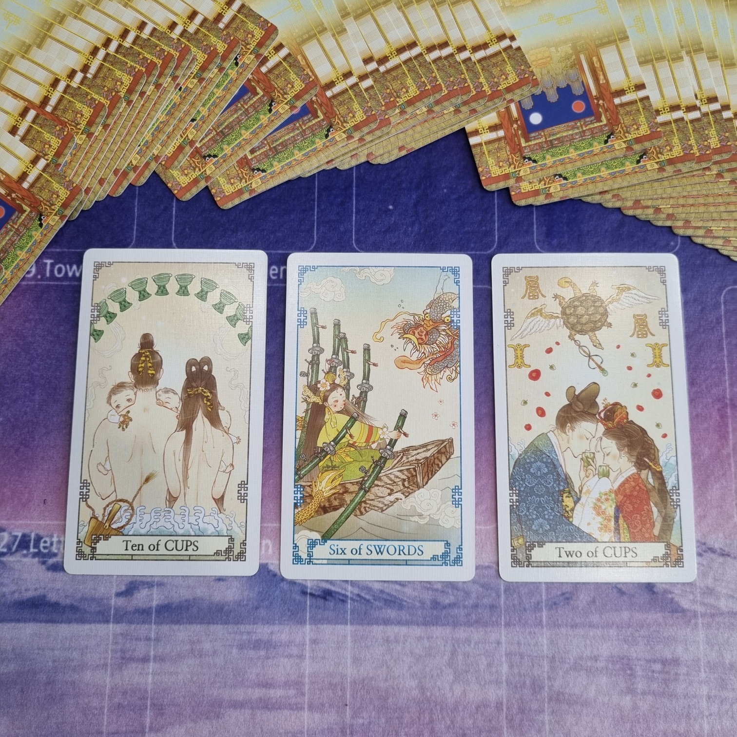 타로카드 세 장이 가로로 나란히 펼쳐져 있다. 각각 Ten of Cups, Six of Swords, Two of Cups로 구성되어 있으며, 평화롭고 관계 중심적인 이미지가 담겨 있다.