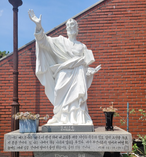 사진은 충청남도 장항성당 입구 근처에 있는 성 베드로 사도 상입니다.