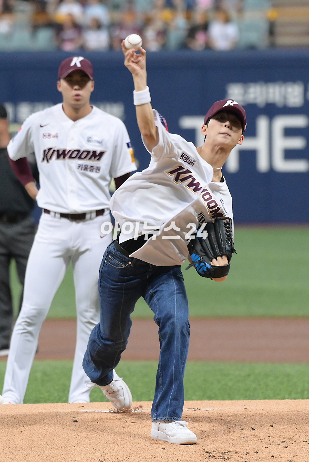 5일 오후 서울 고척스카이돔에서 열린 2023 KBO리그 NC 대 키움 경기에서 그룹 TNX(더뉴식스) 은휘가 시구를 선보이고 있다. [사진=정소희 기자]