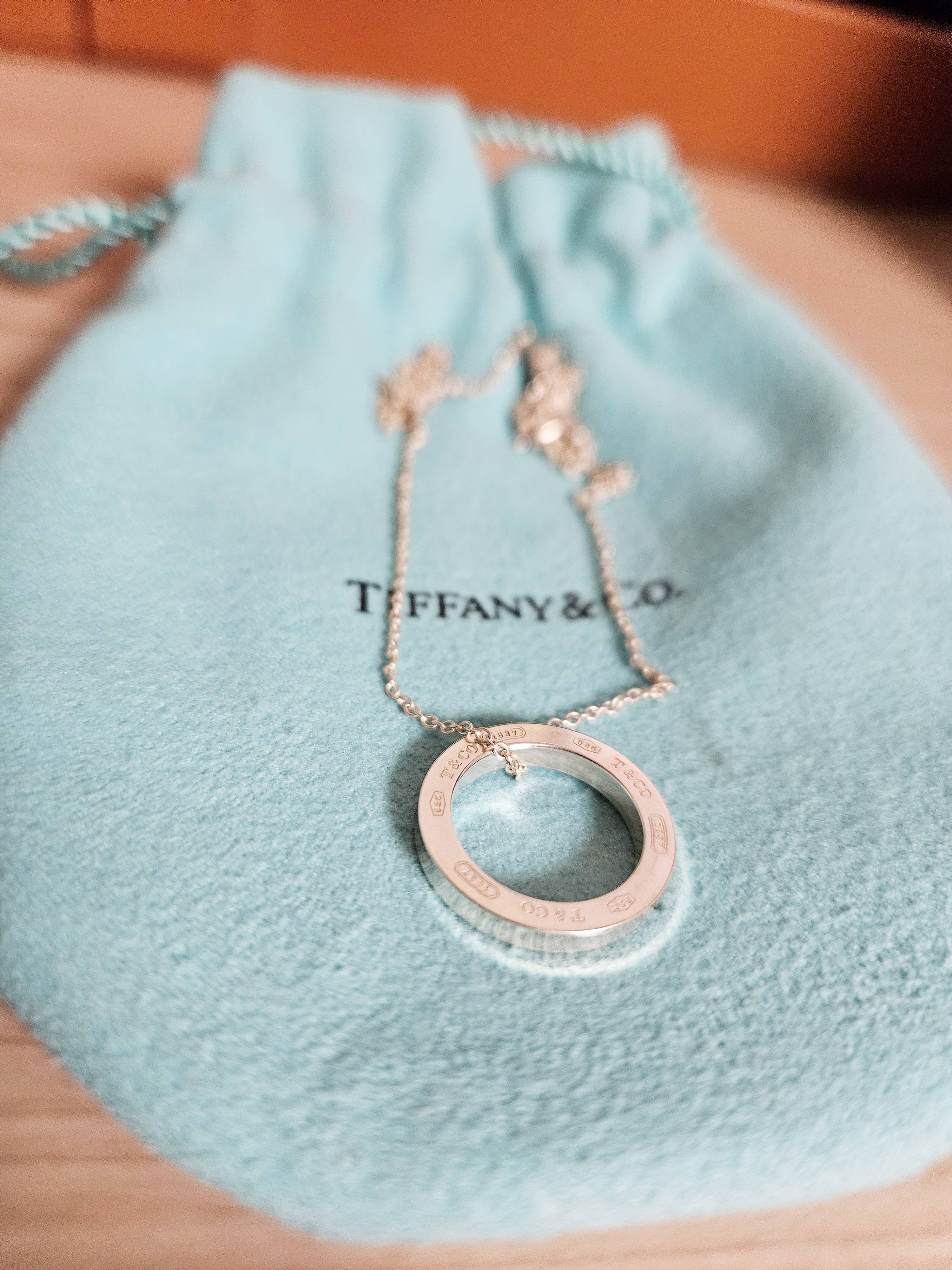 티파니-파우치-위에-올려져있는-은목걸이