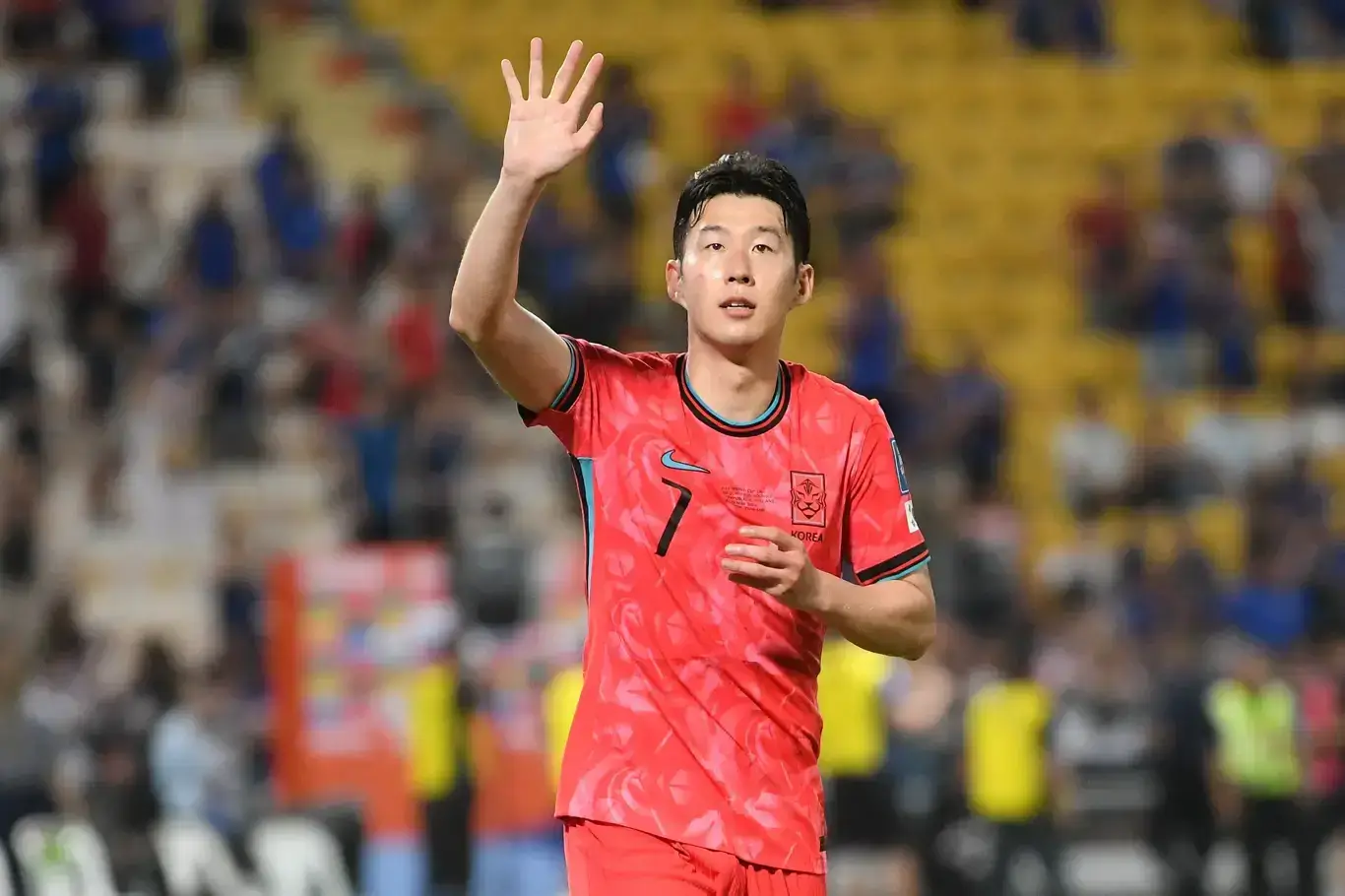 손흥민이 추가골 후 관중들에게 손을 흔드는 모습