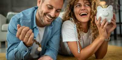 저축 수익으로 신이 난 신혼부부