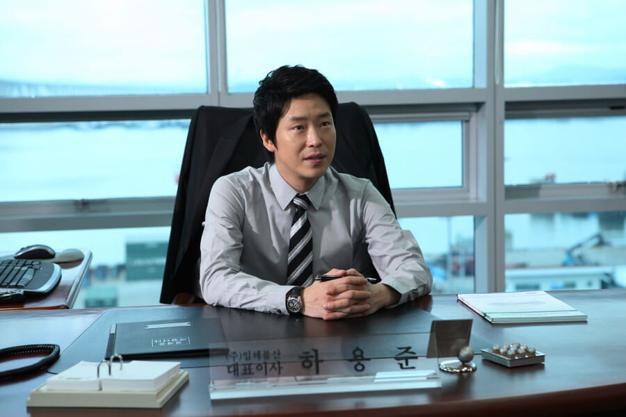 청화용문다기를 찾고 있는 재벌 2세 하대표가 자신의 책상에 앉아있는 모습