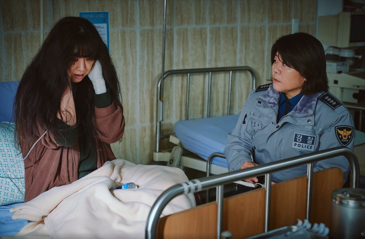 하얀 차를 탄 여자