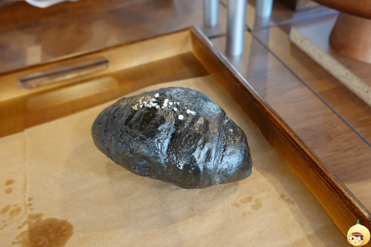 먹물치즈소금빵